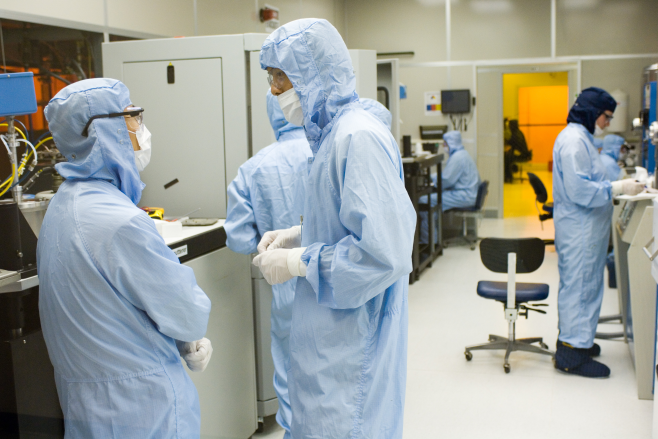 Students in the IEN Pettit Cleanroom