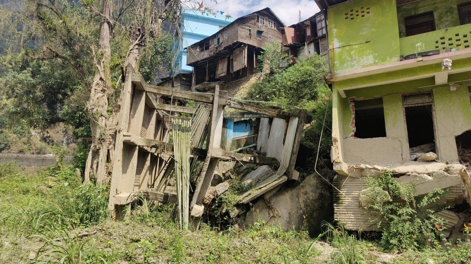Downstream in the town Dikchu in Sikkim, India, the class focused on community-scale consequences: damaged buildings, disrupted access, and long recovery timelines.