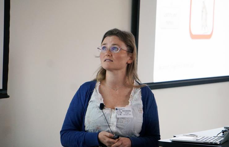 <p>Annabelle Singer discussed her research with a room full of researchers at the I2B Workshop.</p>