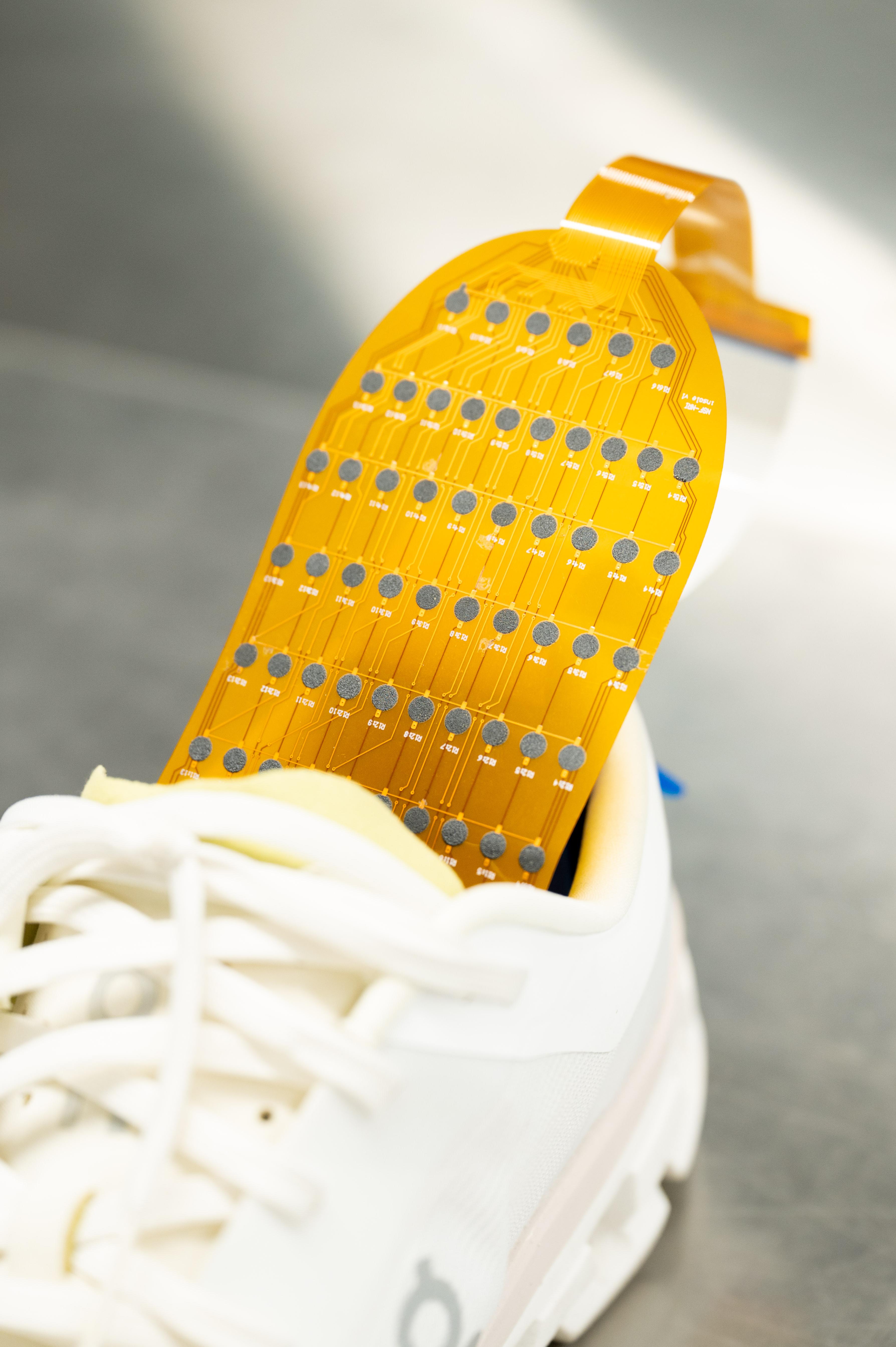 歩行困難者向けのスマートインソール(A Step Forward: New Smart Shoe Insert Could Improve Mobility for People With Walking Problems)