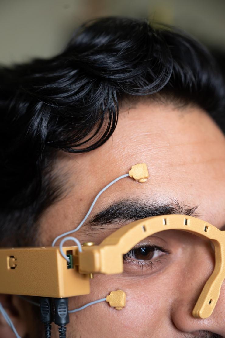 <p>MagTrack’s tracers can stick to the face for many hours thanks to a transparent bio-compatible adhesive.</p>