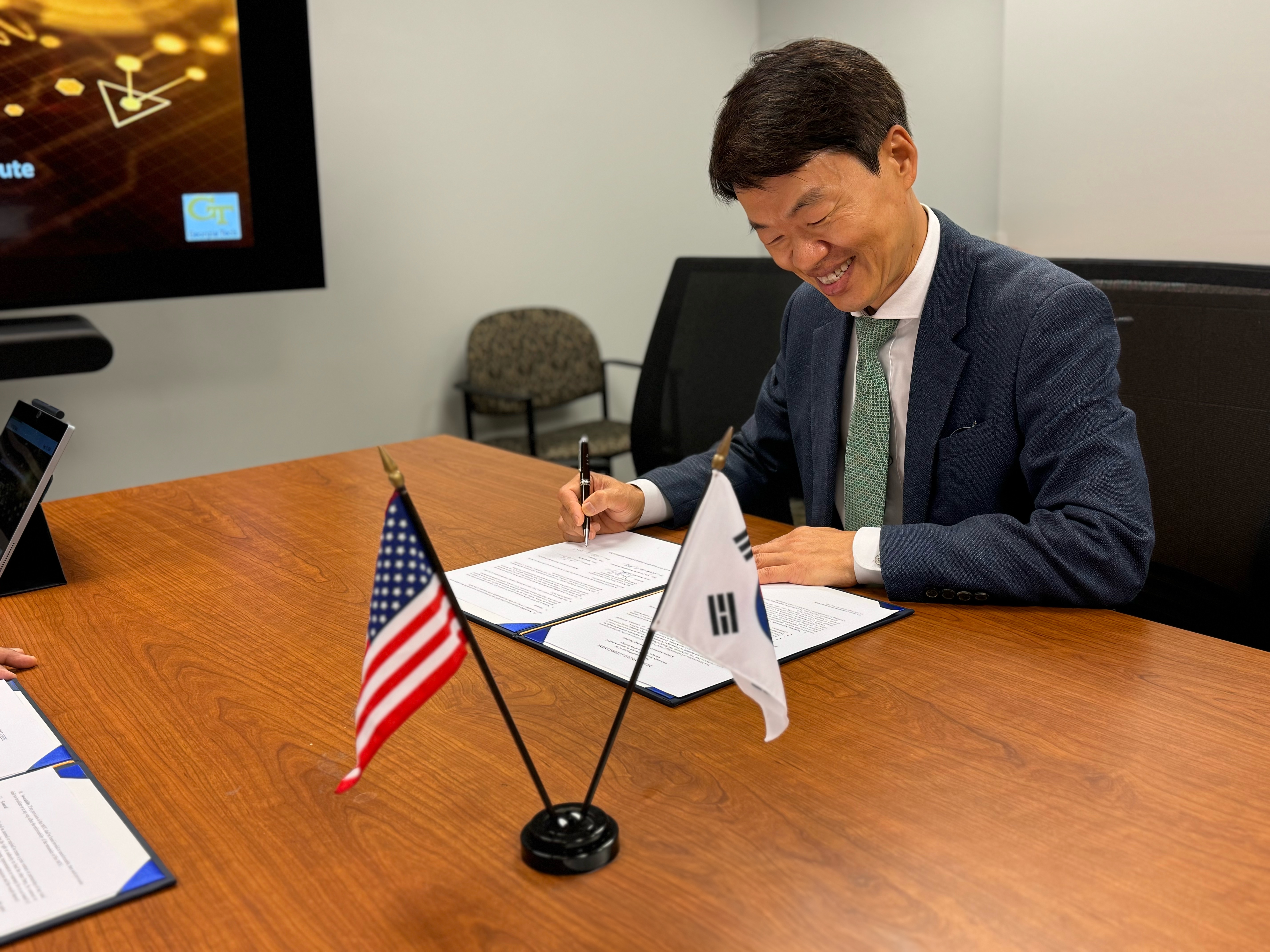 Na-Seung Sik, president of the Korea Automotive Technology Institute, signing the Memorandum of Understanding with Georgia Tech at the Georgia Tech Manufacturing Institute.