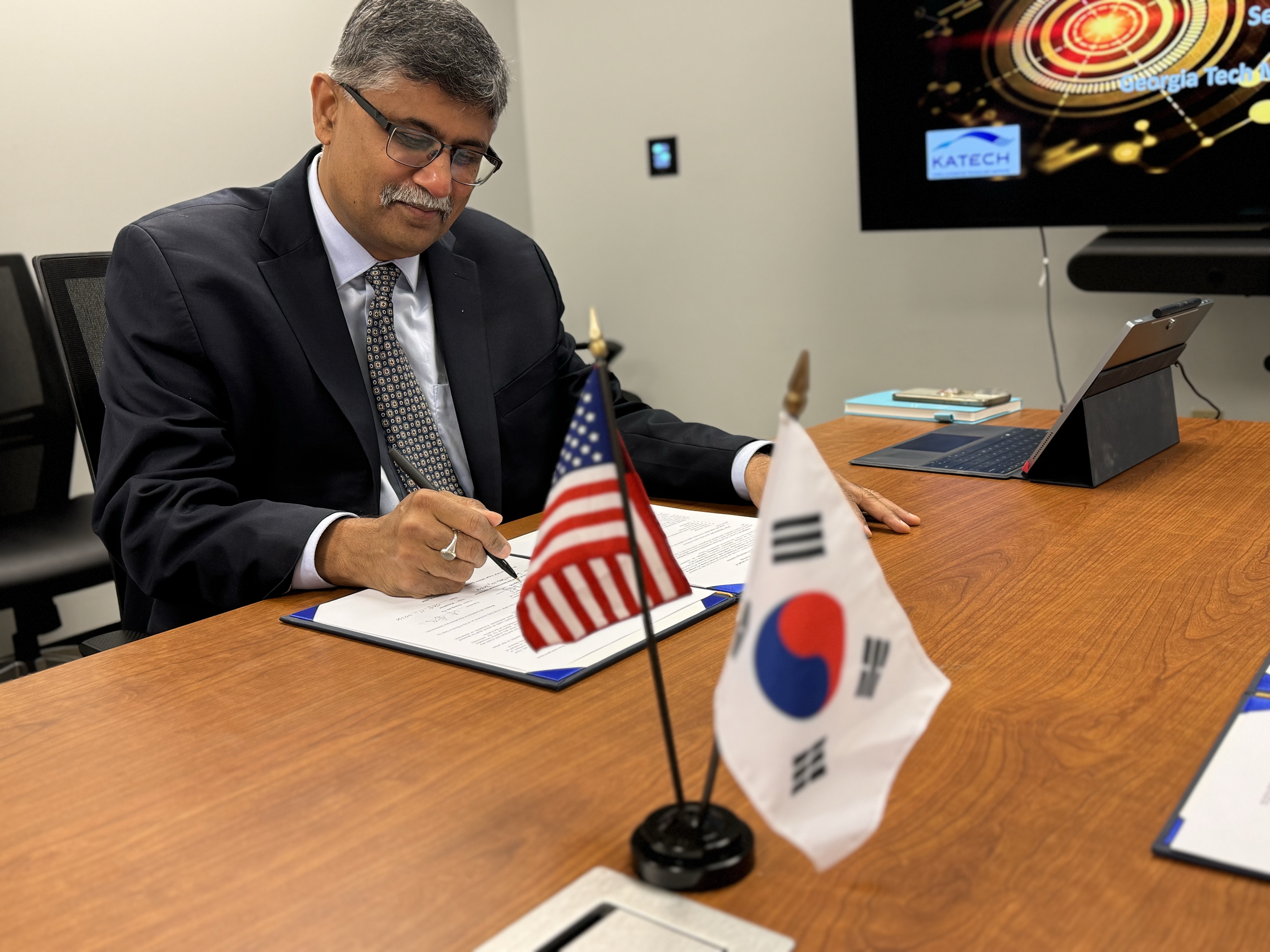 Shreyes Melkote, associate director of the Georgia Tech Manufacturing Institute, signing the Memorandum of Understanding with the Korea Automotive Technology Institute.