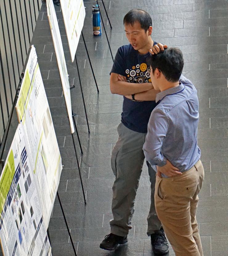 <p>Two researchers get an early start on the poster session.</p>