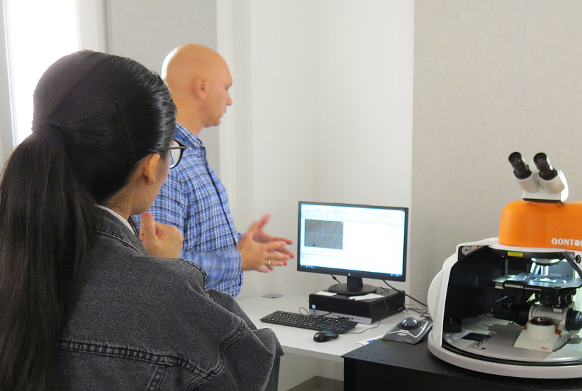 Student users receive a tutorial on the Renishaw Qontor Raman Microscope, part of the Shared User Equipment for use by GT faculty & research associates.