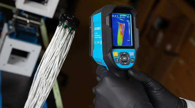 A thermal imaging device shows heat distribution in the carbon fibers.